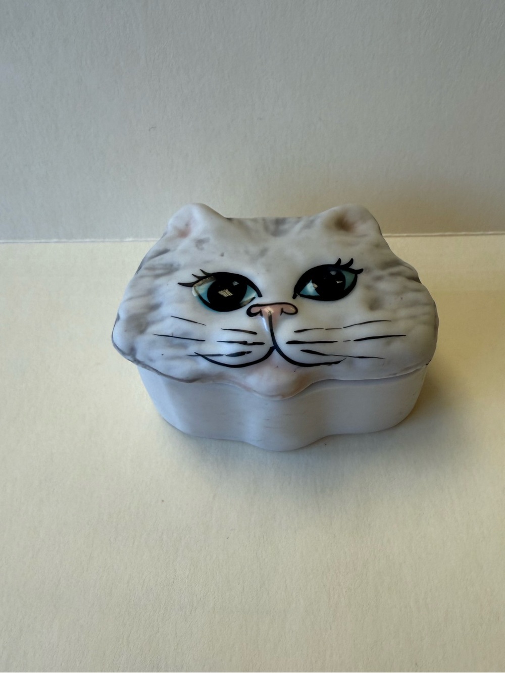 Vintage Carol Halmy Hand Made Porcelain Hand Painted Cat Face Mini Trinket Box.